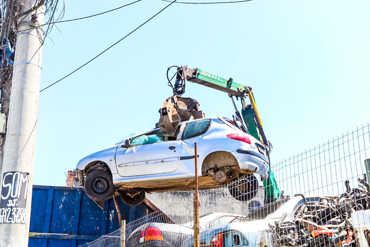 Detran.RJ realiza fiscalização em ferro-velho em parceria com equipes das polícias Civil e Militar, Corpo de Bombeiros e secretarias do Ambiente e Sustentabilidade e Fazenda. (Divulgação Gov RJ)