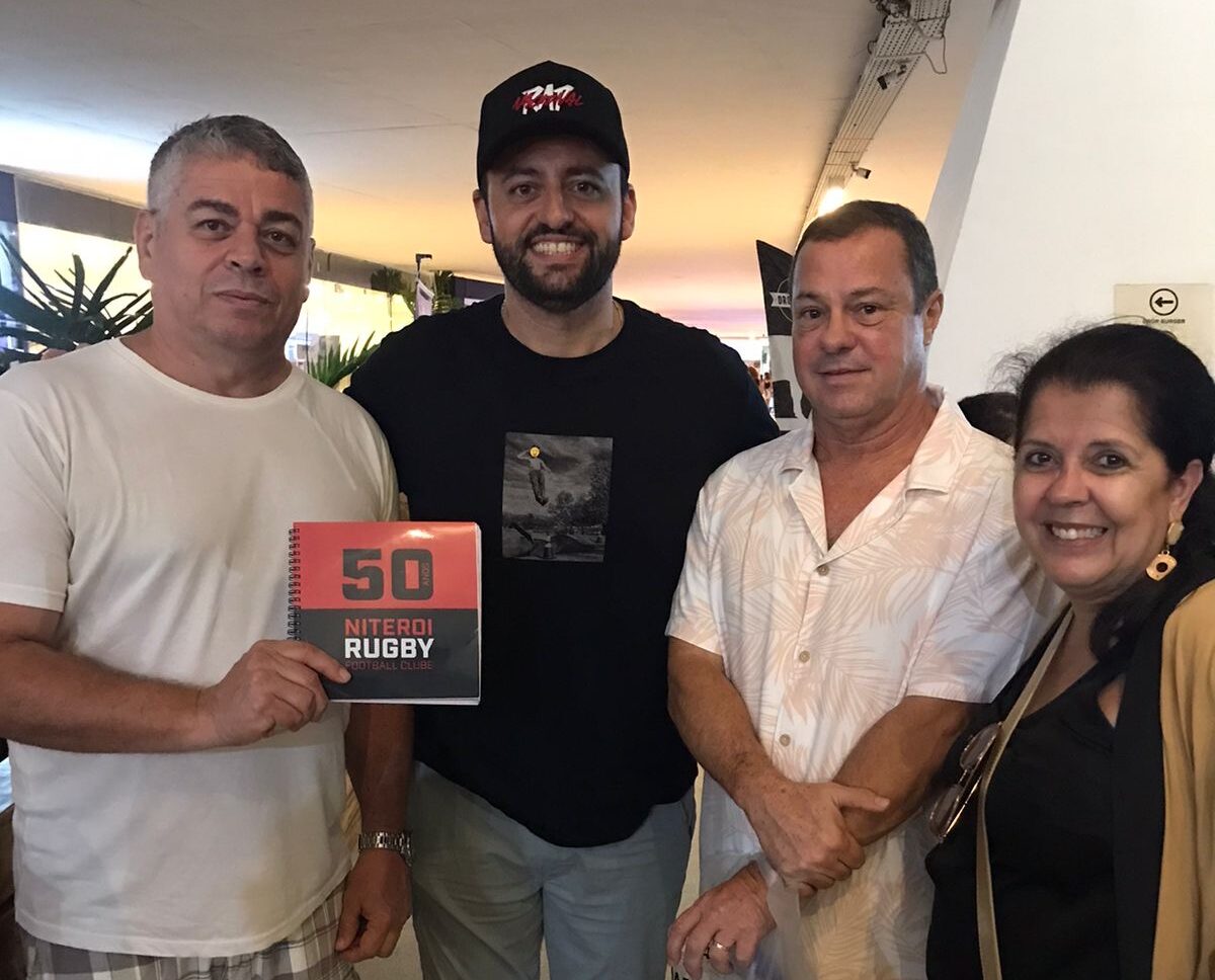 Foto tirada durante a Festa Literária de Niterói. Fernando Coruja (presidente do Niterói Rugby), Fernando Brandão, Marcelo Fellows e Verônica Oliveira.