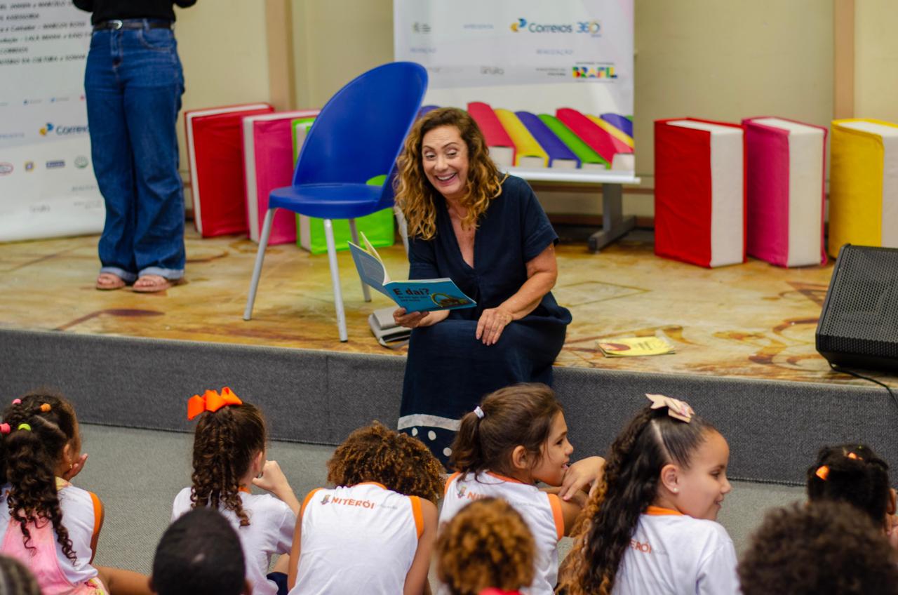 Eliane Jardini conta histórias para estudantes da Rede Municipal de Niterói | Foto: Cheila Pacetti