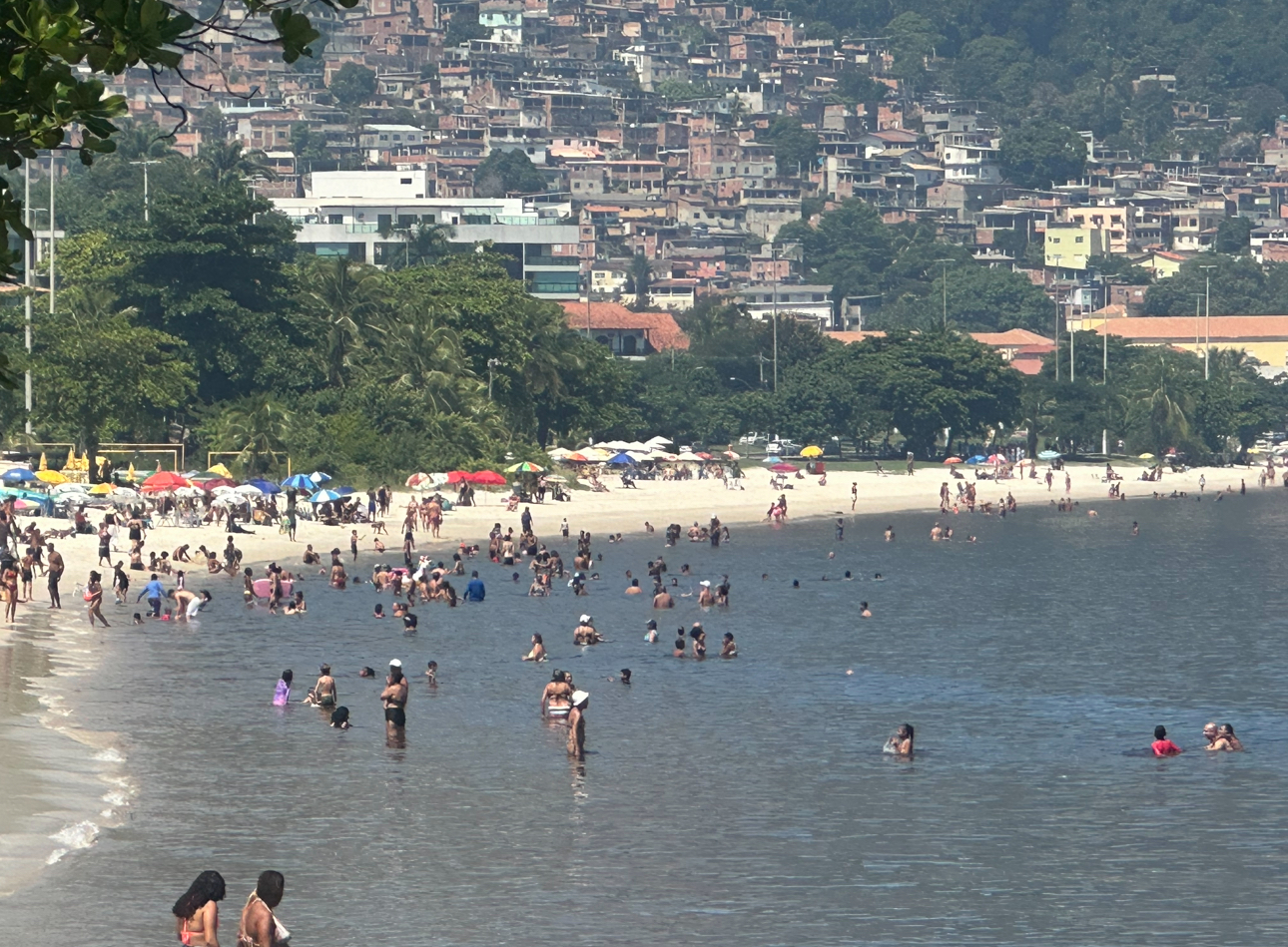 Praia de Charitas por volta às 10h40 deste domingo (18).