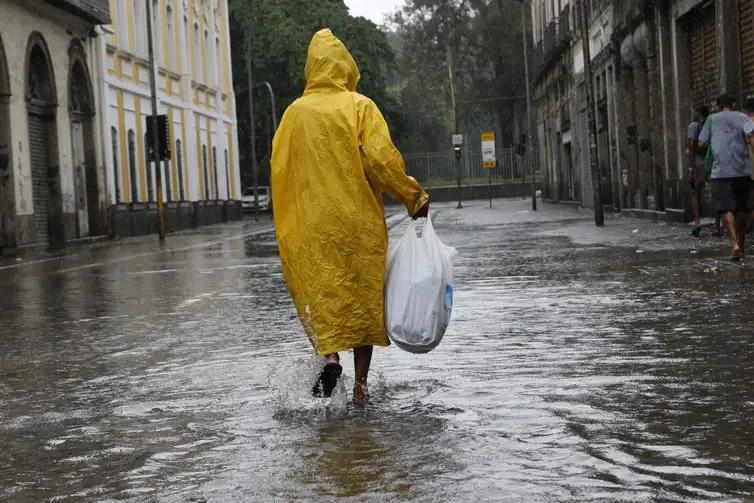 Temporal atinge o Rio de Janeiro e trabalhadores deixam a região central da cidade, que tem ponto facultativo decretado com previsão de chuvas extremas. Foto: Fernando Frazão/Agência Brasil